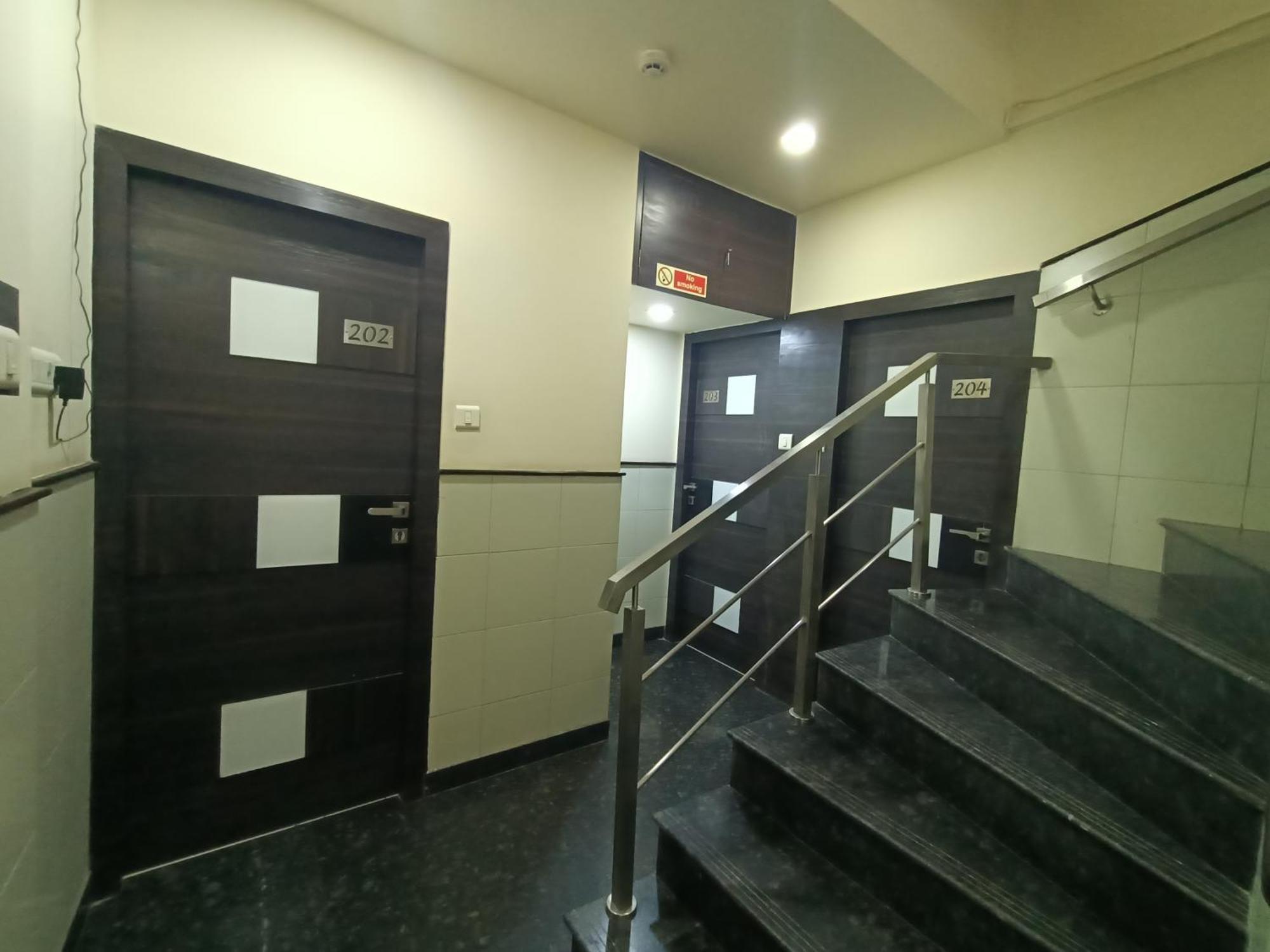 Hotel Triton - Near Us Embassy - Hotel In Sion Mumbai Exterior foto