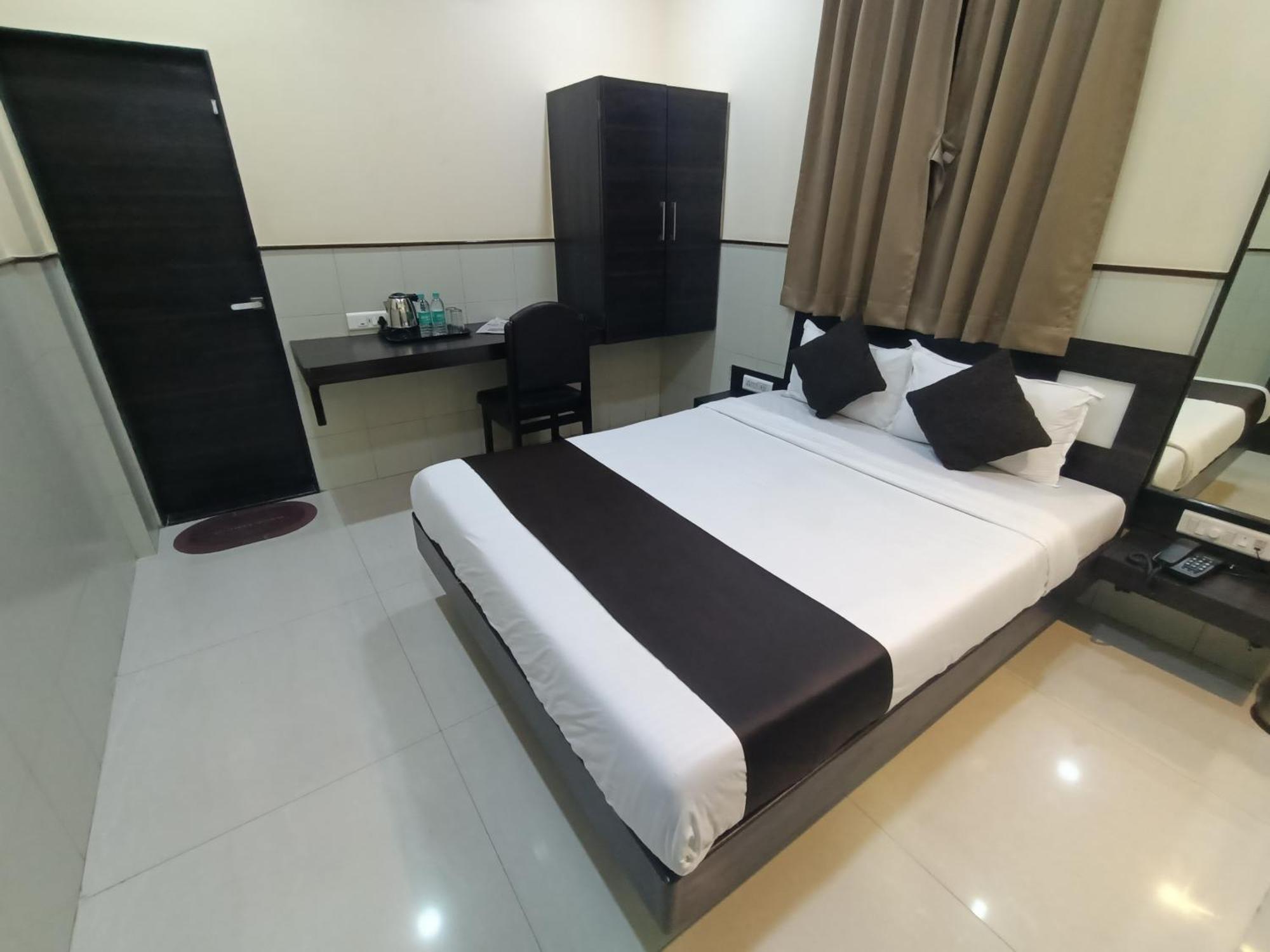 Hotel Triton - Near Us Embassy - Hotel In Sion Mumbai Exterior foto